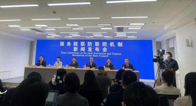 卫生专家建议，在公共场所、公共交通工具以及人员密集的室内场所