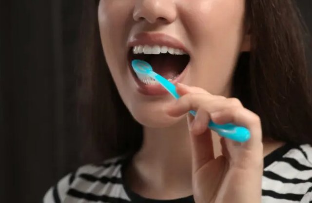 如何正确保护天然牙齿：刷牙方法、注意事项和口腔护理产品