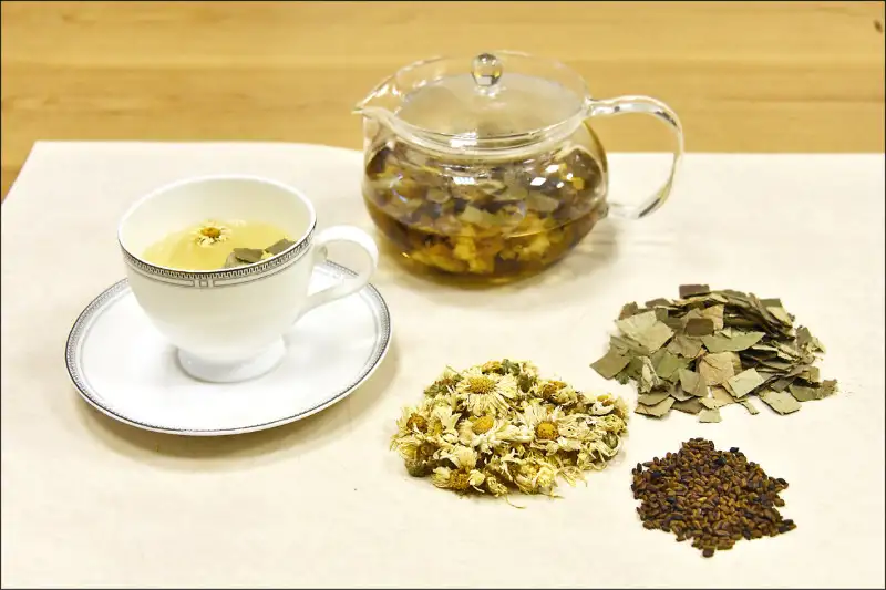 湿热体质必看：中医推荐茶饮+饮食禁忌，轻松改善白屑风