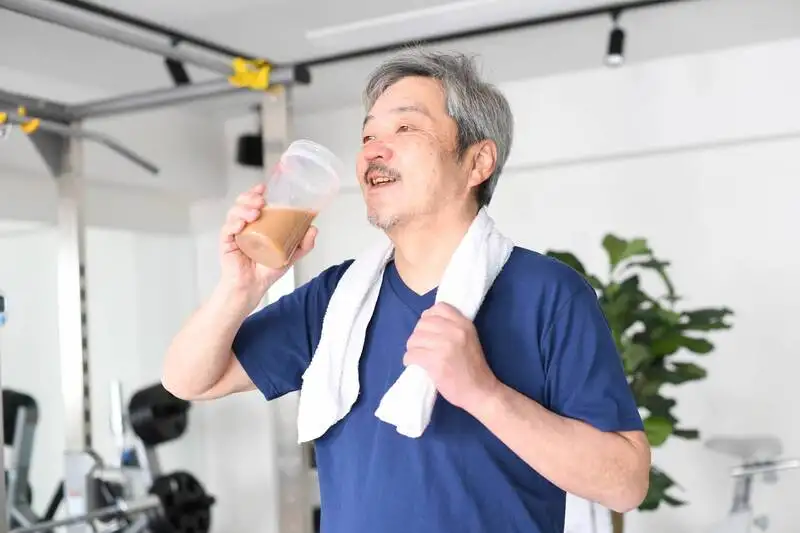 乳清蛋白这样喝才有效！控血糖、防肌少5大好处全解析，比你想的更万能！